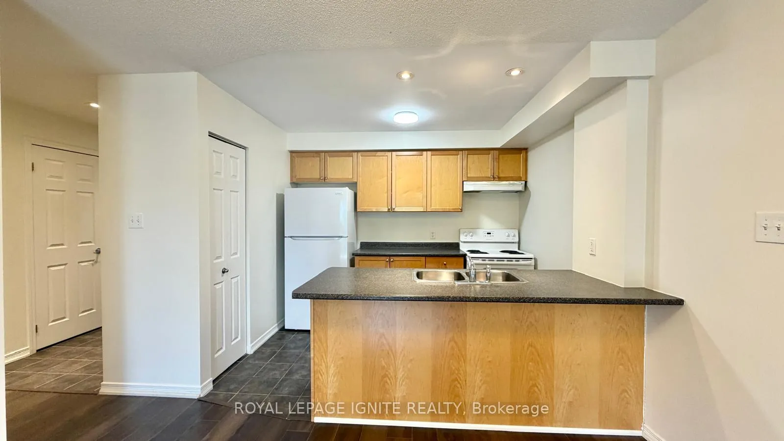 Photo 6 of Unit 310, 128 Aspen Springs Drive, Clarington, Bowmanville — HOMEH