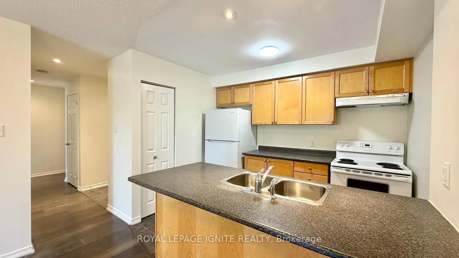 Photo 10 of Unit 310, 128 Aspen Springs Drive, Clarington, Bowmanville — HOMEH