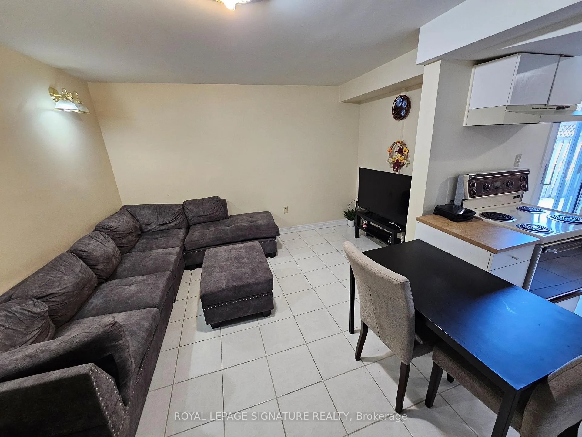 Photo 4 of Unit Lower  Level, 20 Colleen Street, Vaughan, Crestwood-Springfarm-Yorkhill — HOMEH