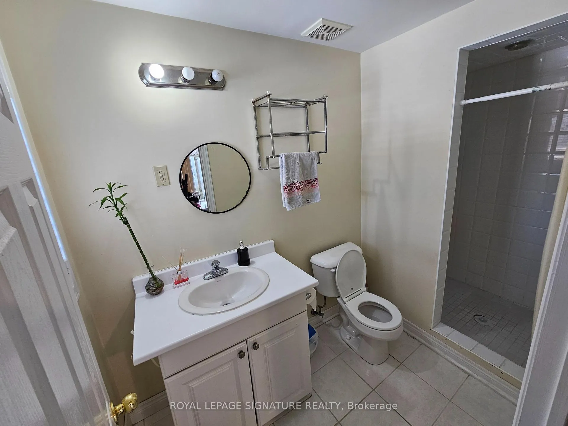 Photo 7 of Unit Lower  Level, 20 Colleen Street, Vaughan, Crestwood-Springfarm-Yorkhill — HOMEH