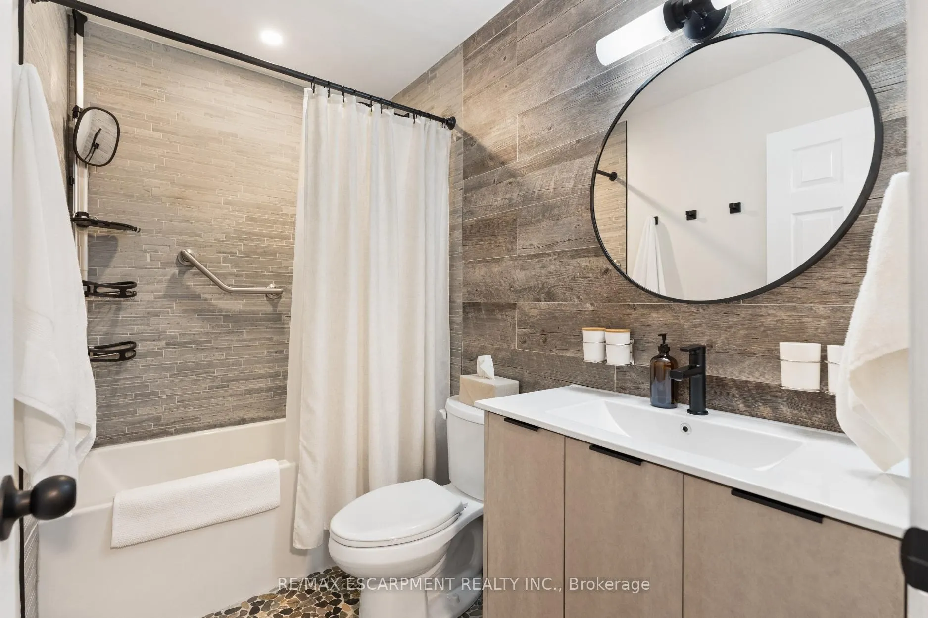 Photo 23 of Unit 121, 201 Queen Victoria Drive, Hamilton, Quinndale — HOMEH