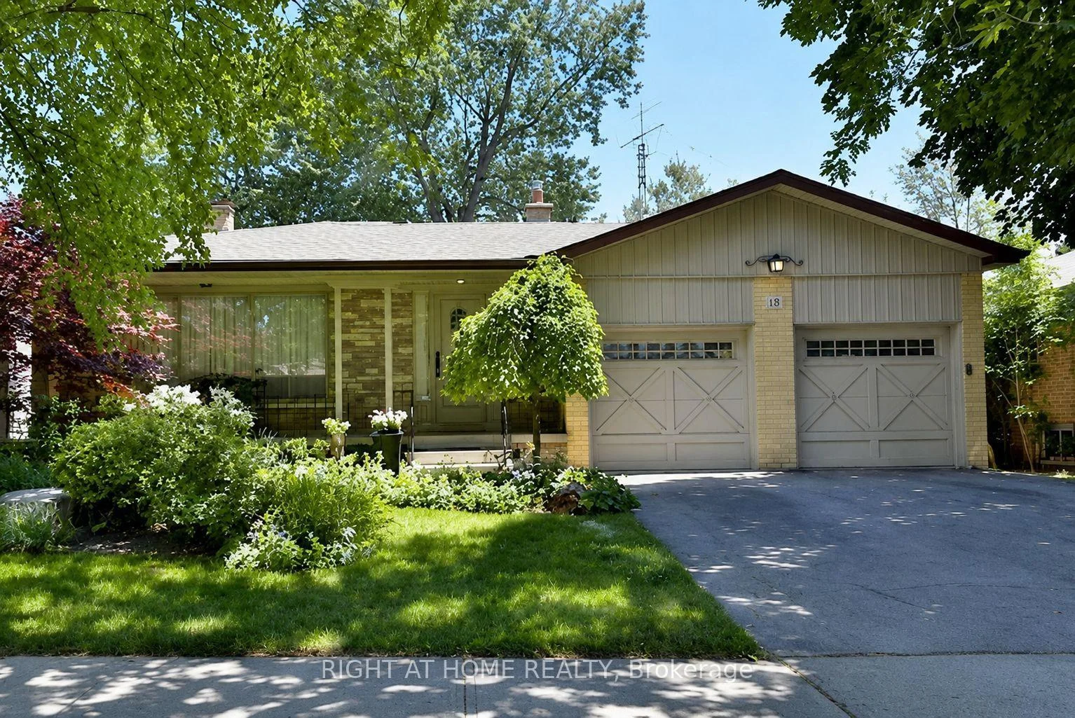 Front of 15 Foursome Crescent