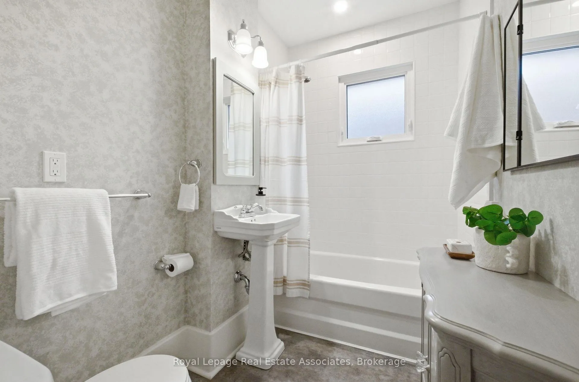 Photo 16 of 26 Arlington Avenue, Oshawa, O'Neill — HOMEH