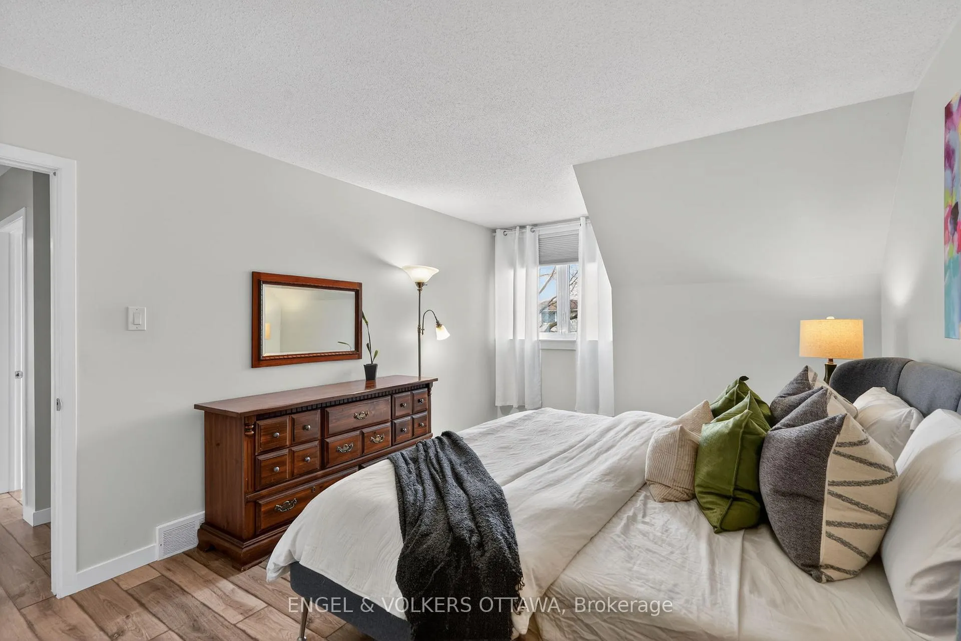 Photo 28 of 1358 Viking Drive, Ottawa, South Keys — HOMEH