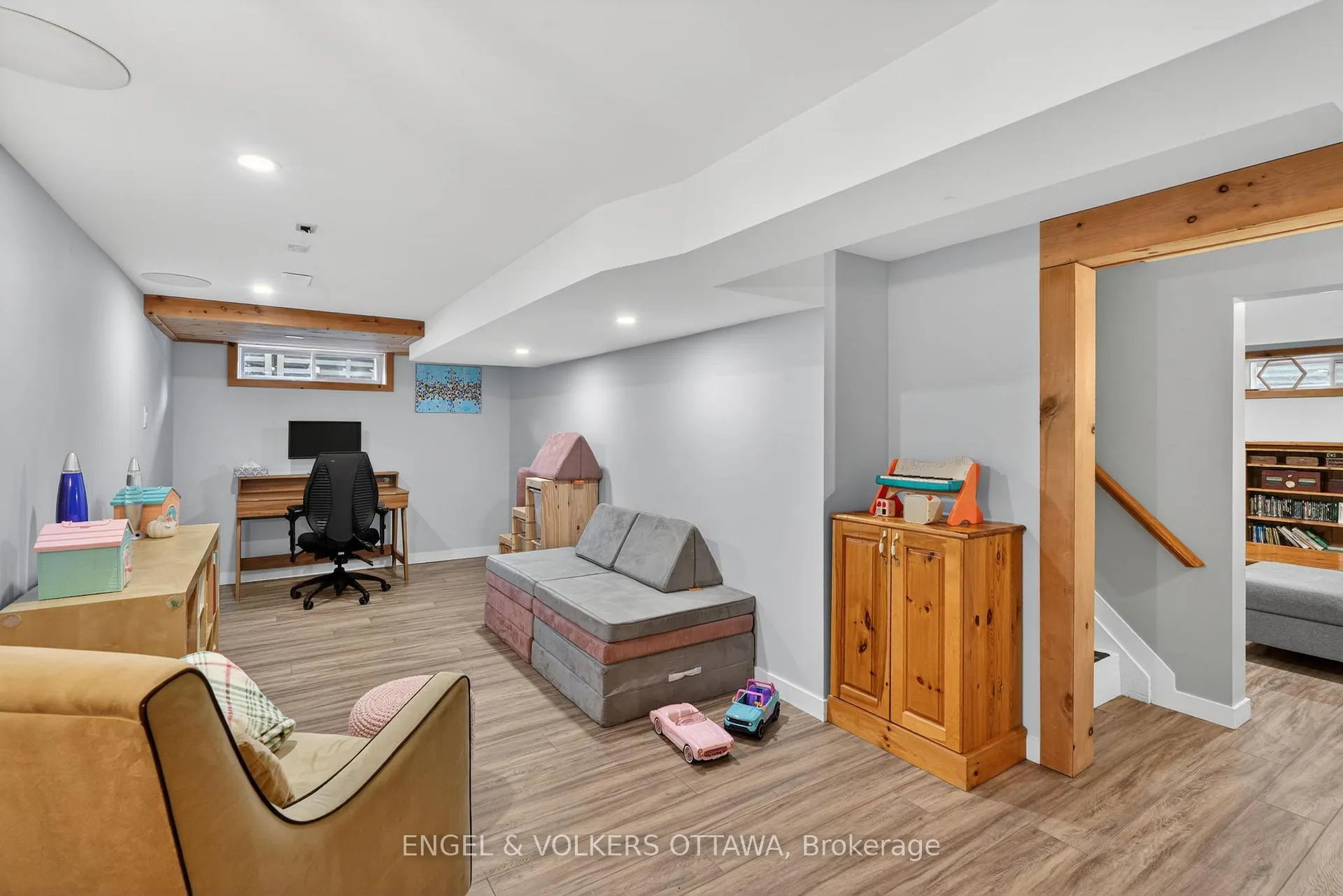 Photo 33 of 1358 Viking Drive, Ottawa, South Keys — HOMEH
