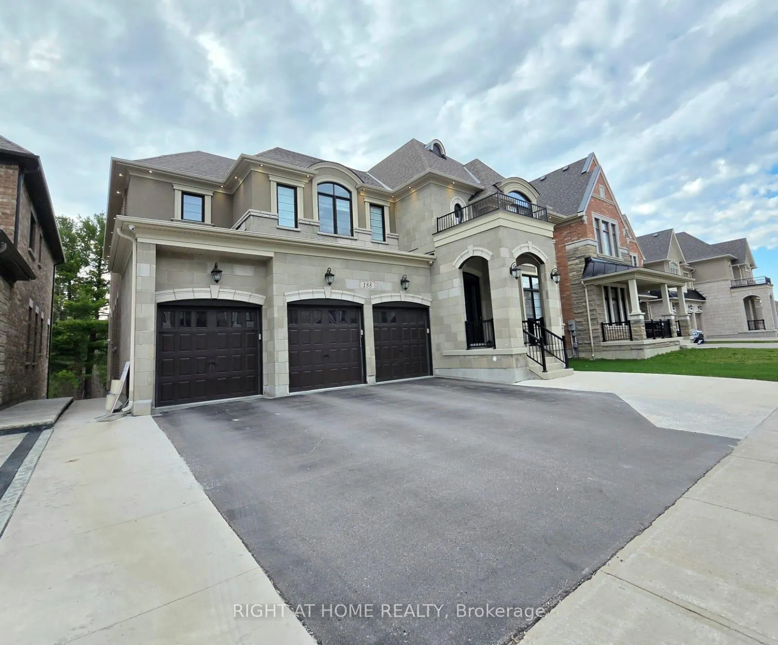 Photo 3 of 188 First Nations Trail, Vaughan, Kleinburg — HOMEH