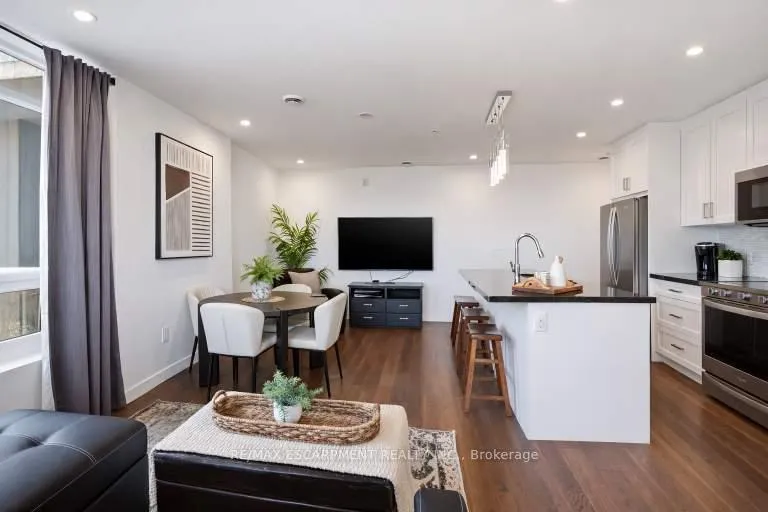 Front of Unit 307, 467 Charlton Avenue E