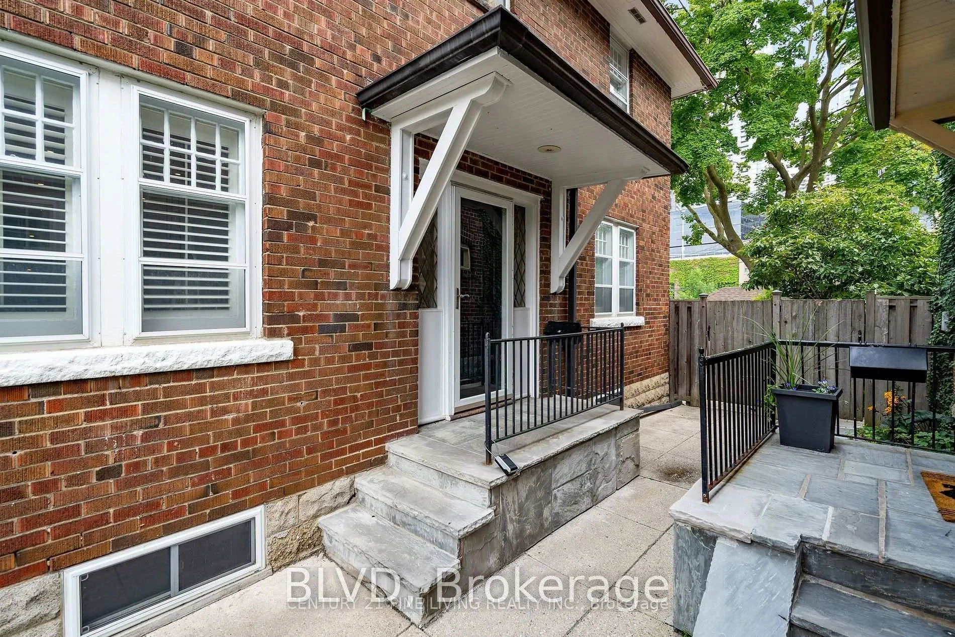 Photo 2 of 9 Maxwell Avenue, Toronto, Yonge-Eglinton — HOMEH