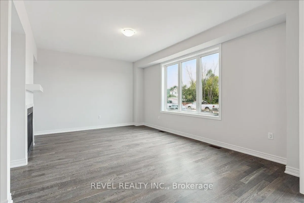 Photo 9 of 120 Starfire Crescent, Hamilton, Fruitland — HOMEH