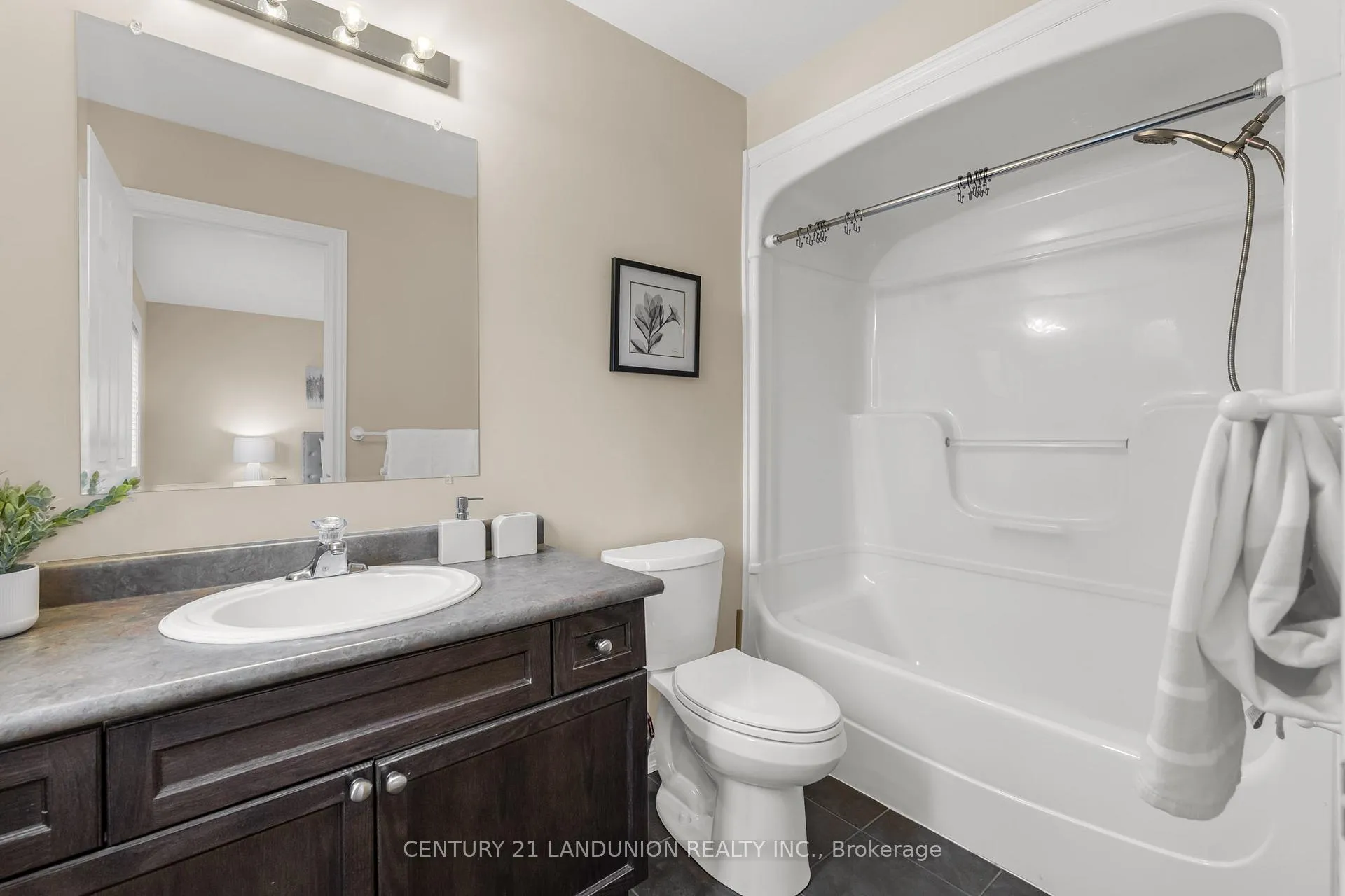 Photo 18 of 19 Chloe Street, St. Catharines, E. Chester — HOMEH