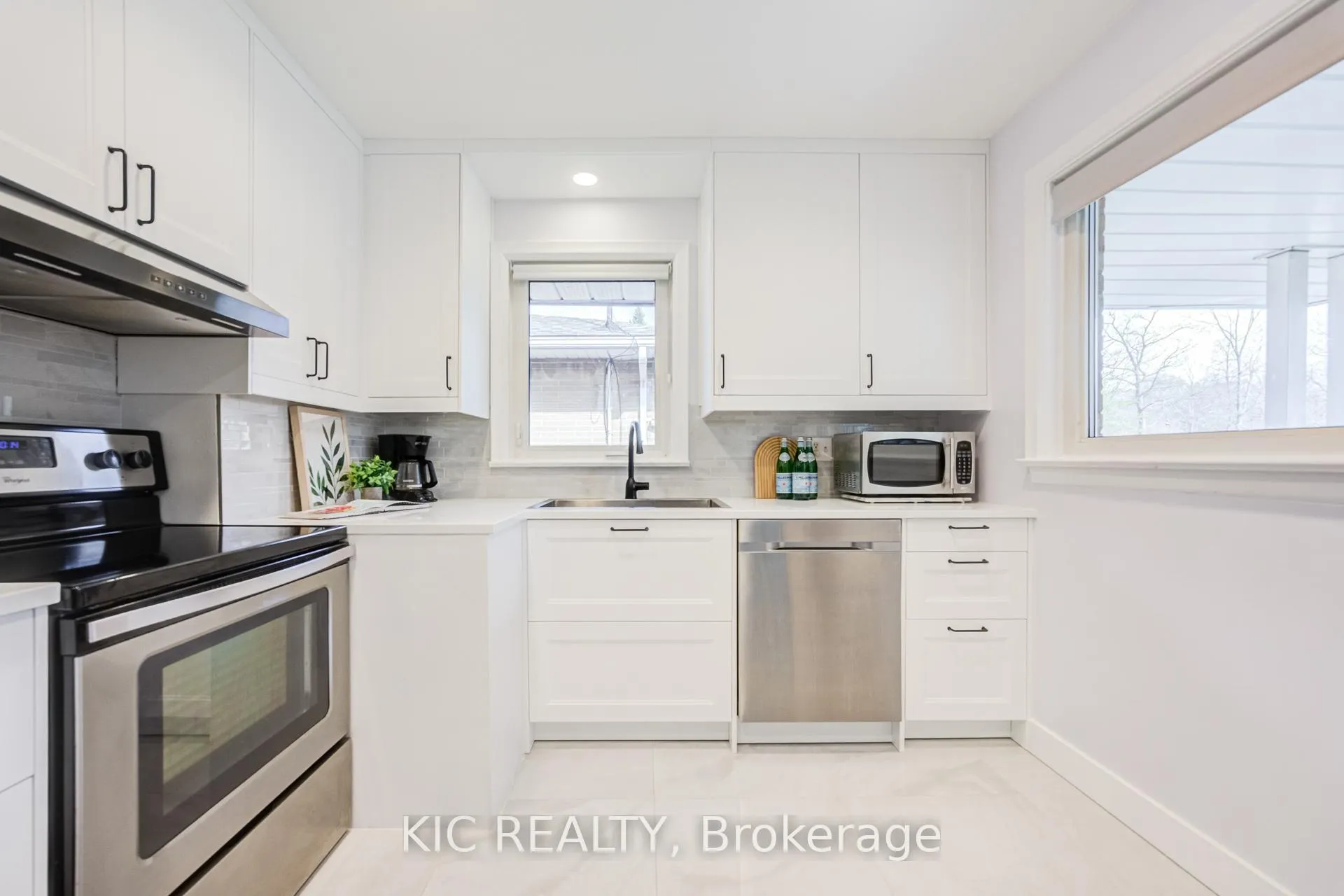 Photo 11 of 58 Coe Hill Drive, Toronto, High Park-Swansea — HOMEH