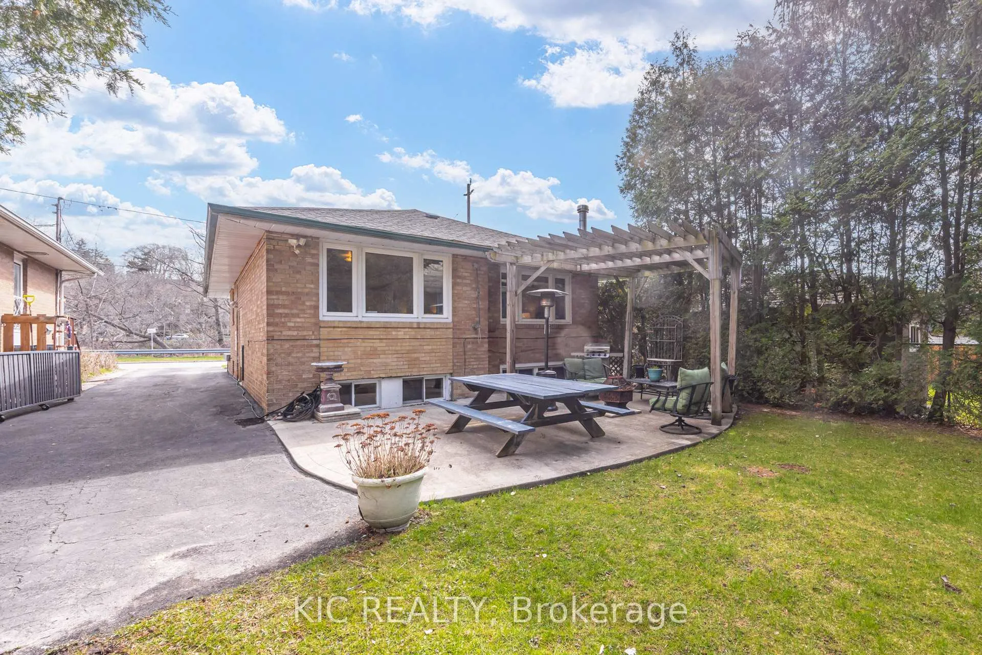 Photo 42 of 58 Coe Hill Drive, Toronto, High Park-Swansea — HOMEH