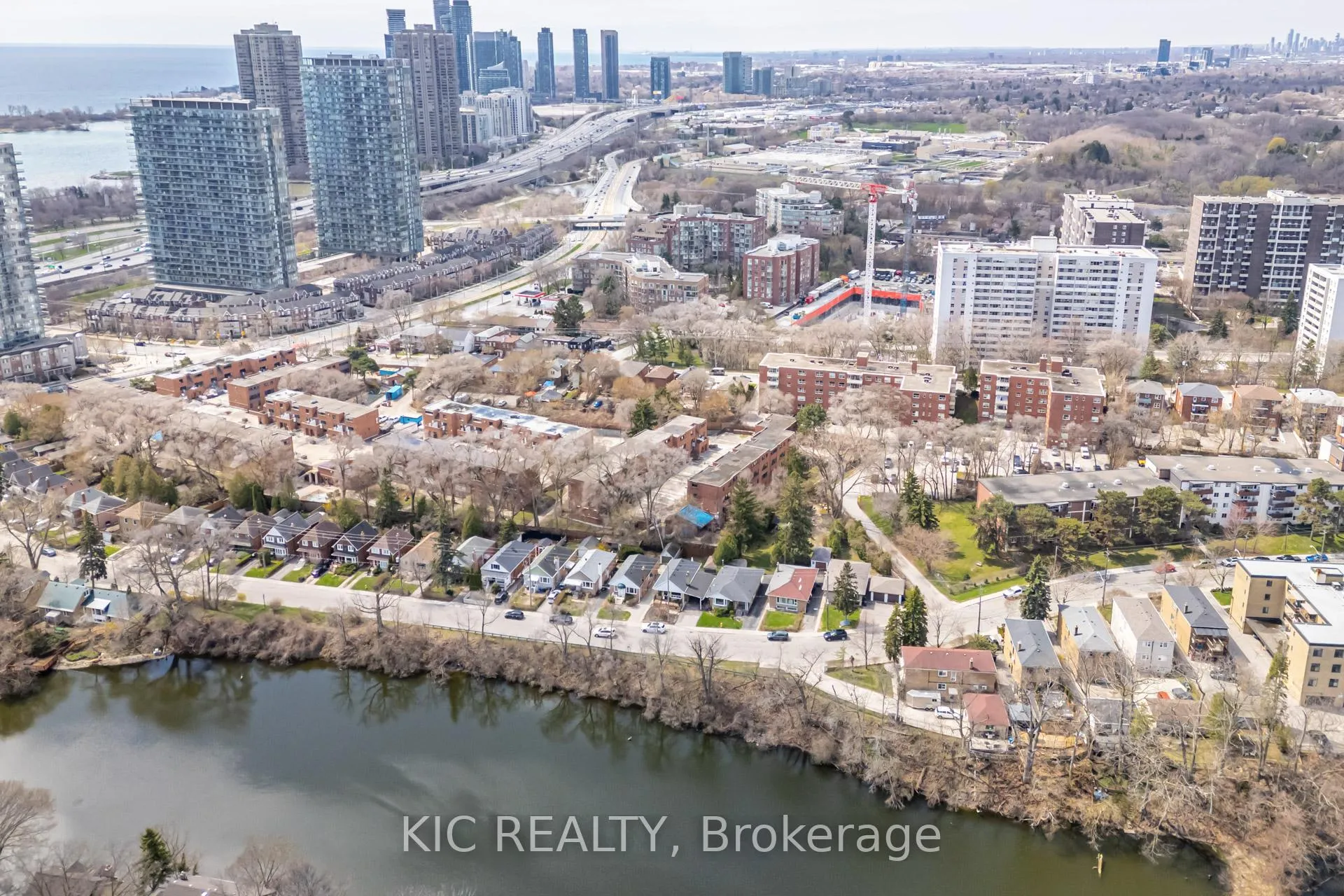 Photo 46 of 58 Coe Hill Drive, Toronto, High Park-Swansea — HOMEH