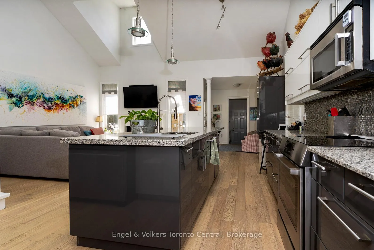 Photo 17 of 33 Callary Crescent, Collingwood — HOMEH