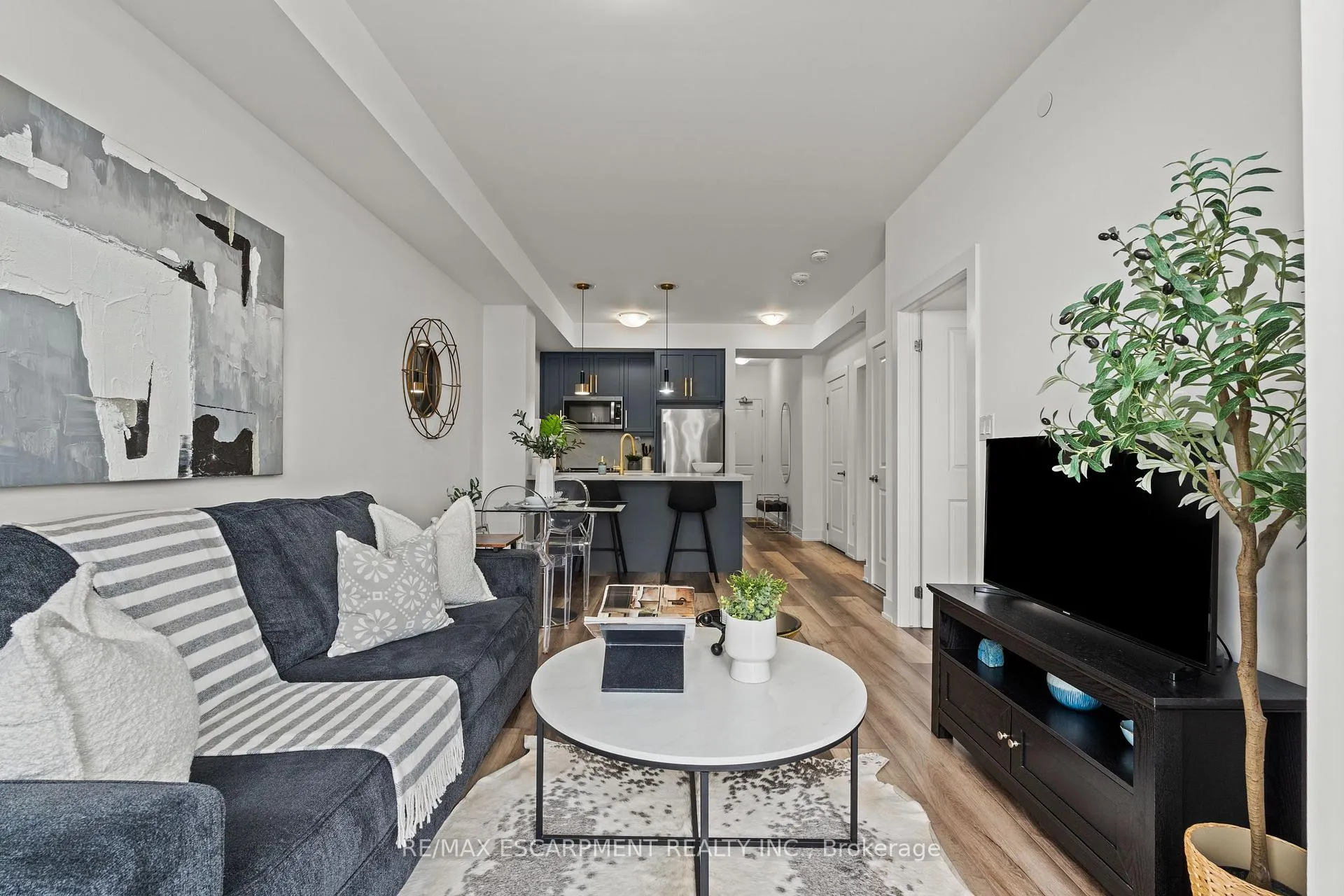 Front of Unit 706, 450 Dundas Street E
