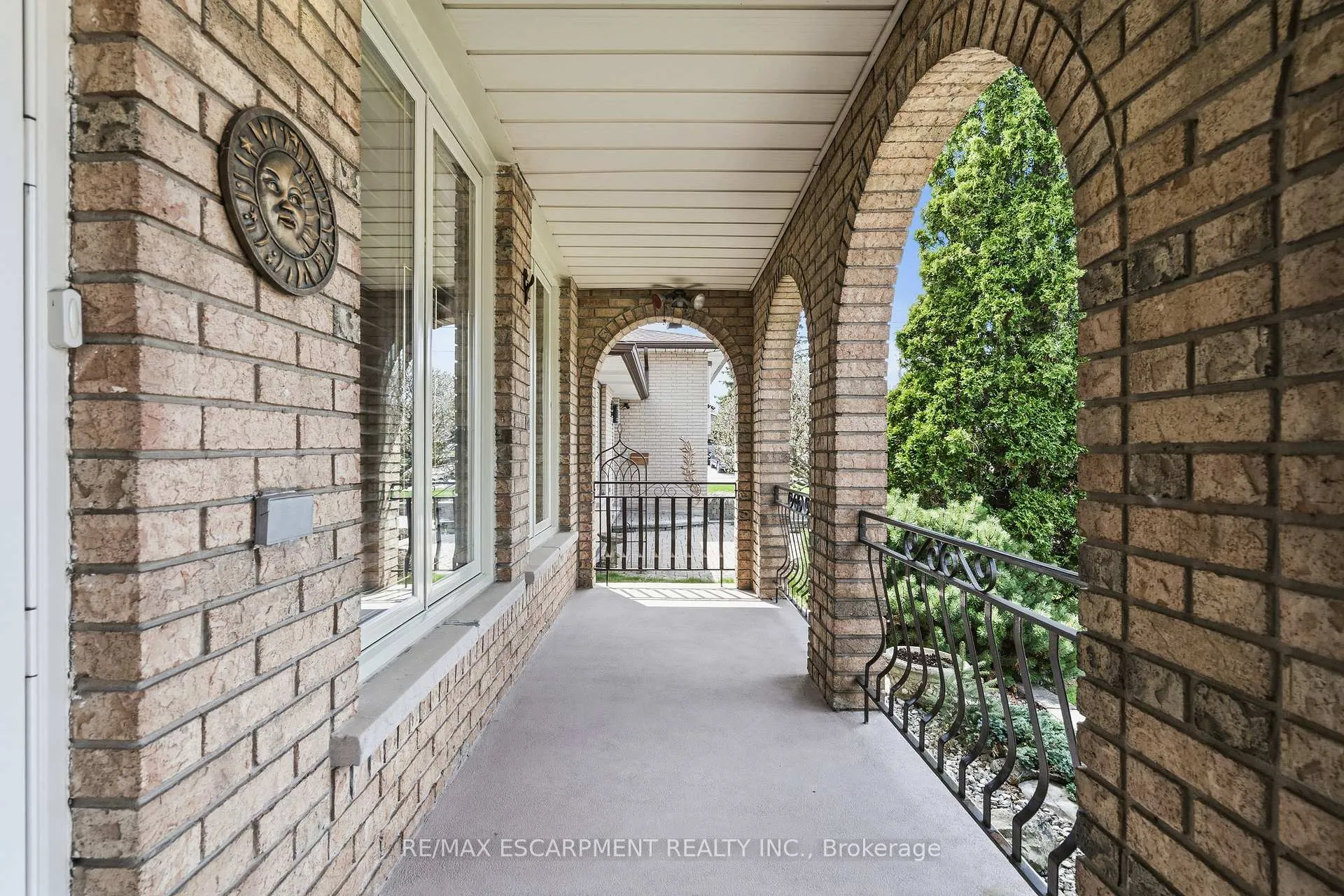 Photo 3 of 263 Guildwood Drive, Hamilton, Gurnett — HOMEH