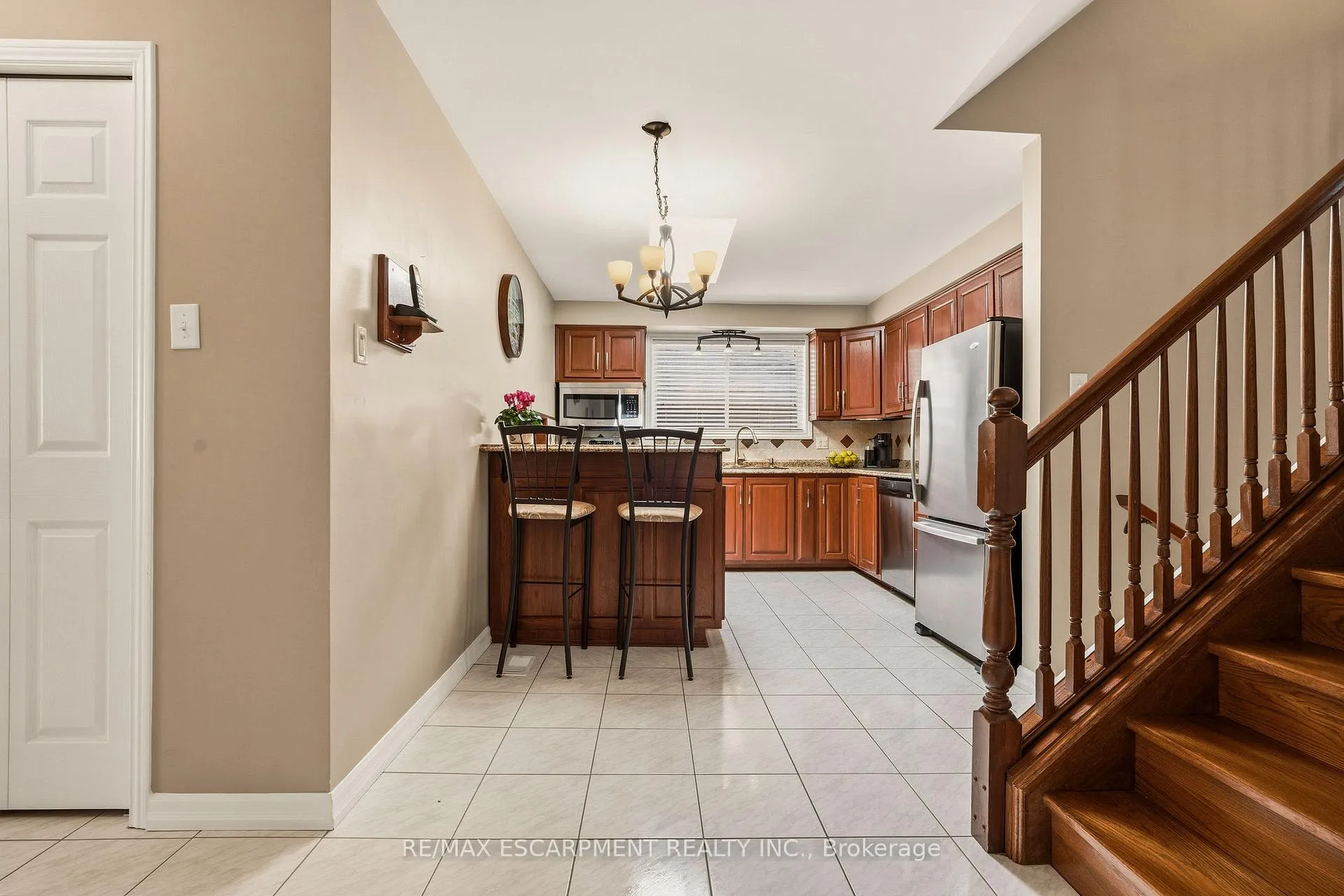 Photo 11 of 263 Guildwood Drive, Hamilton, Gurnett — HOMEH