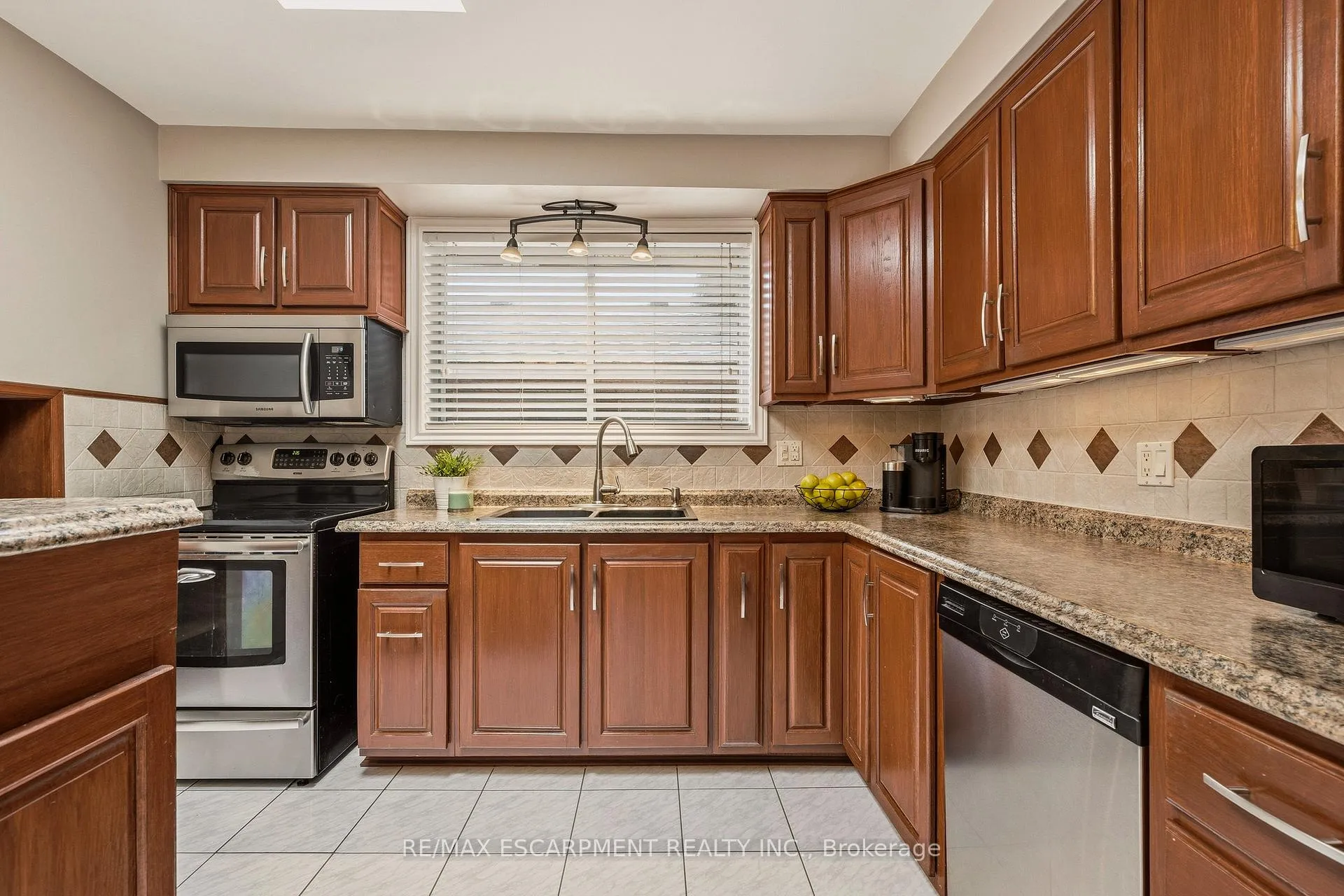 Photo 13 of 263 Guildwood Drive, Hamilton, Gurnett — HOMEH