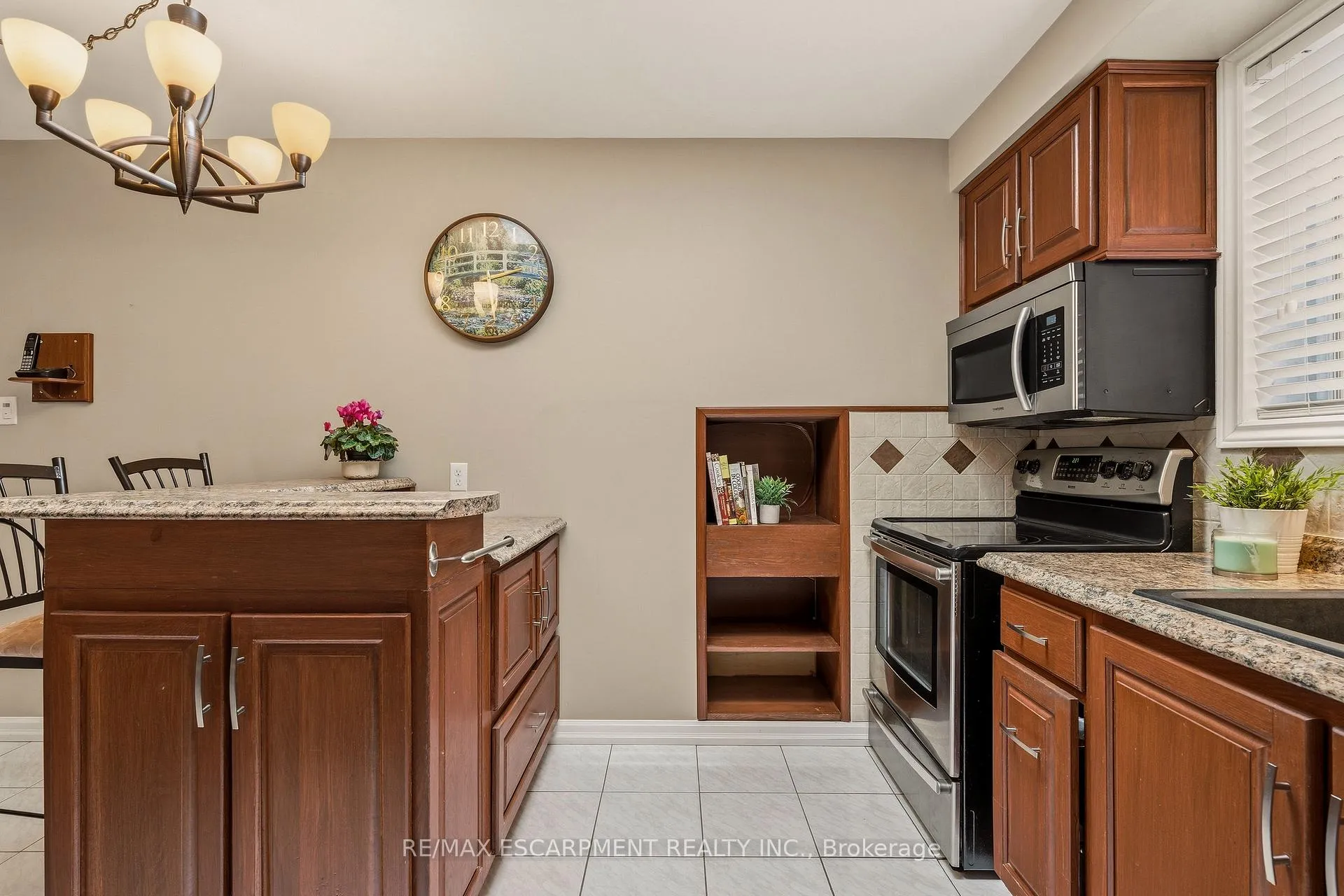 Photo 14 of 263 Guildwood Drive, Hamilton, Gurnett — HOMEH