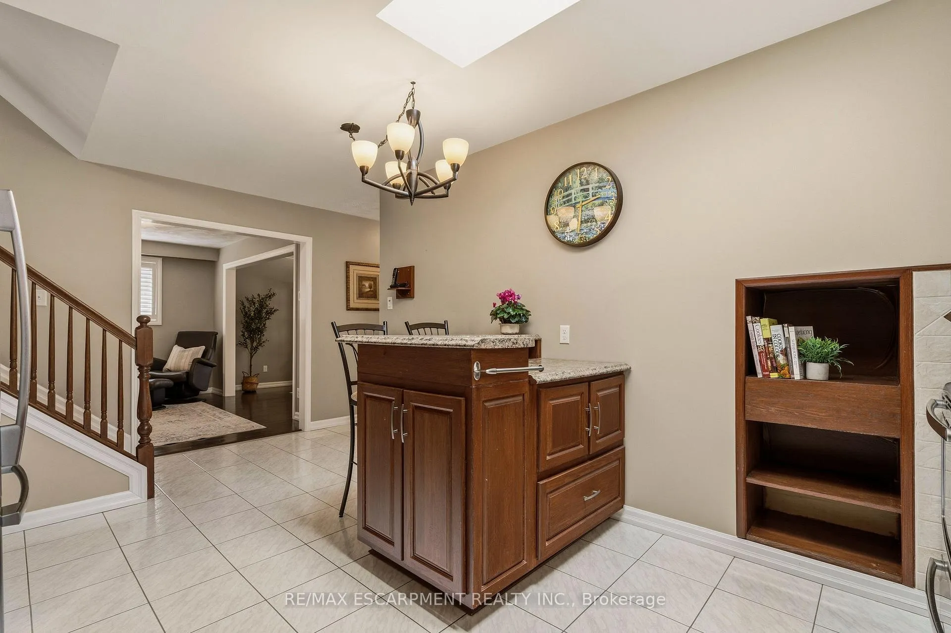 Photo 16 of 263 Guildwood Drive, Hamilton, Gurnett — HOMEH
