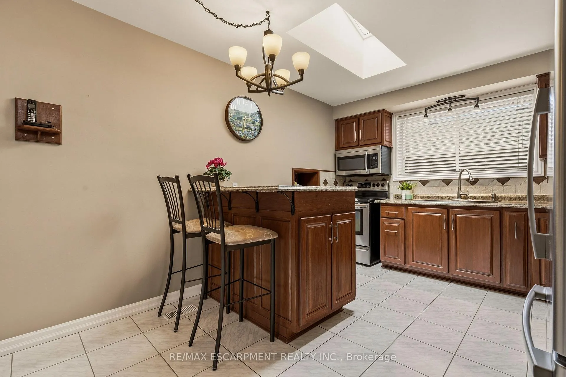 Photo 17 of 263 Guildwood Drive, Hamilton, Gurnett — HOMEH