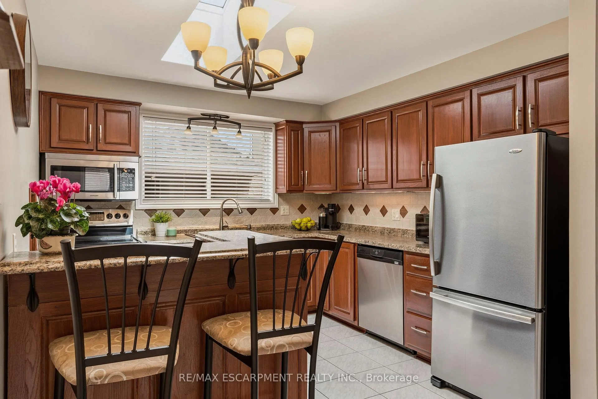 Photo 18 of 263 Guildwood Drive, Hamilton, Gurnett — HOMEH