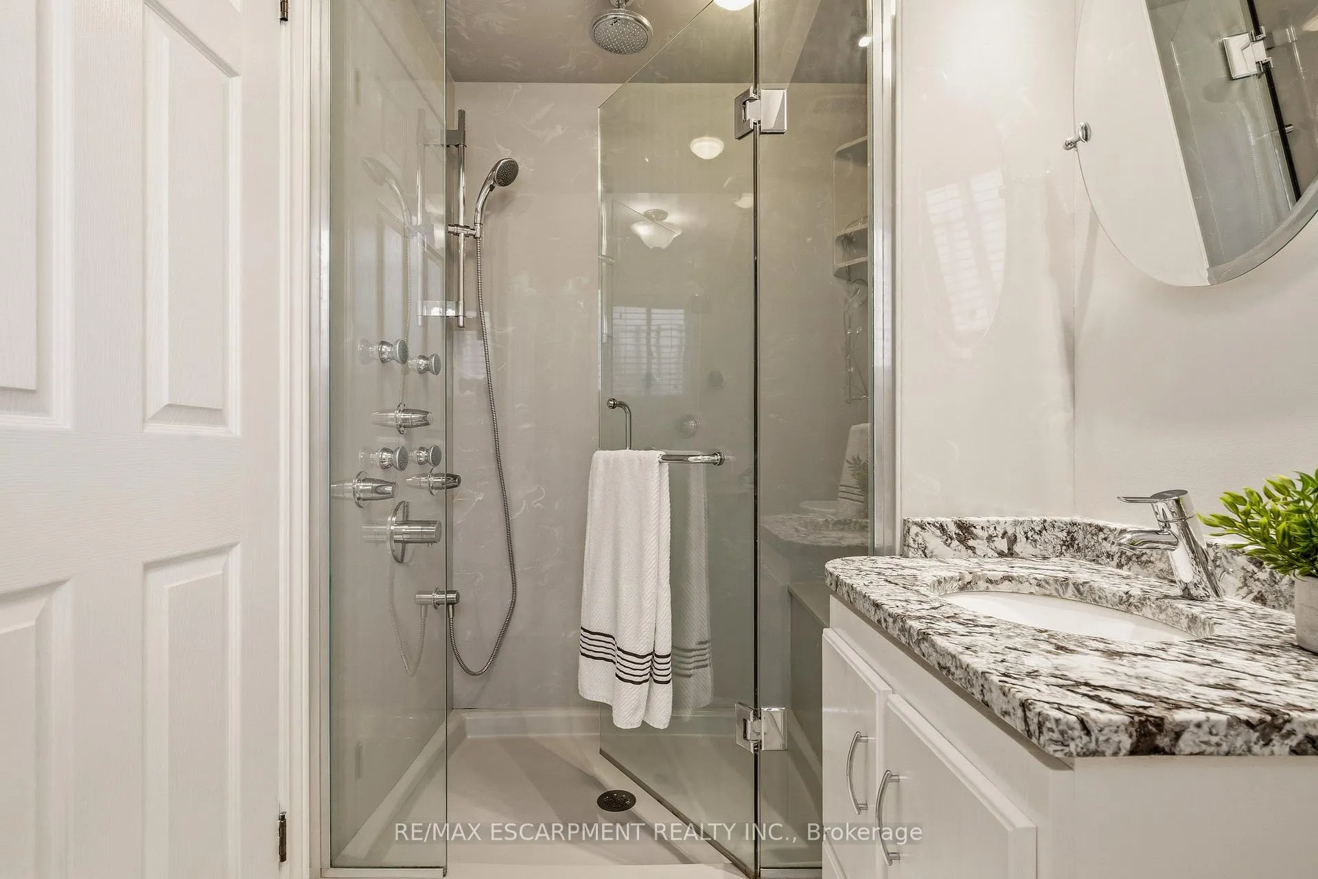 Photo 35 of 263 Guildwood Drive, Hamilton, Gurnett — HOMEH