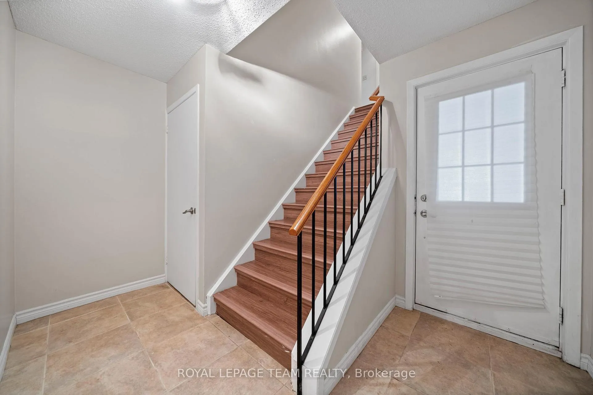 Photo 3 of 90 Haxby Private, Ottawa, Hunt Club Park/Greenboro — HOMEH