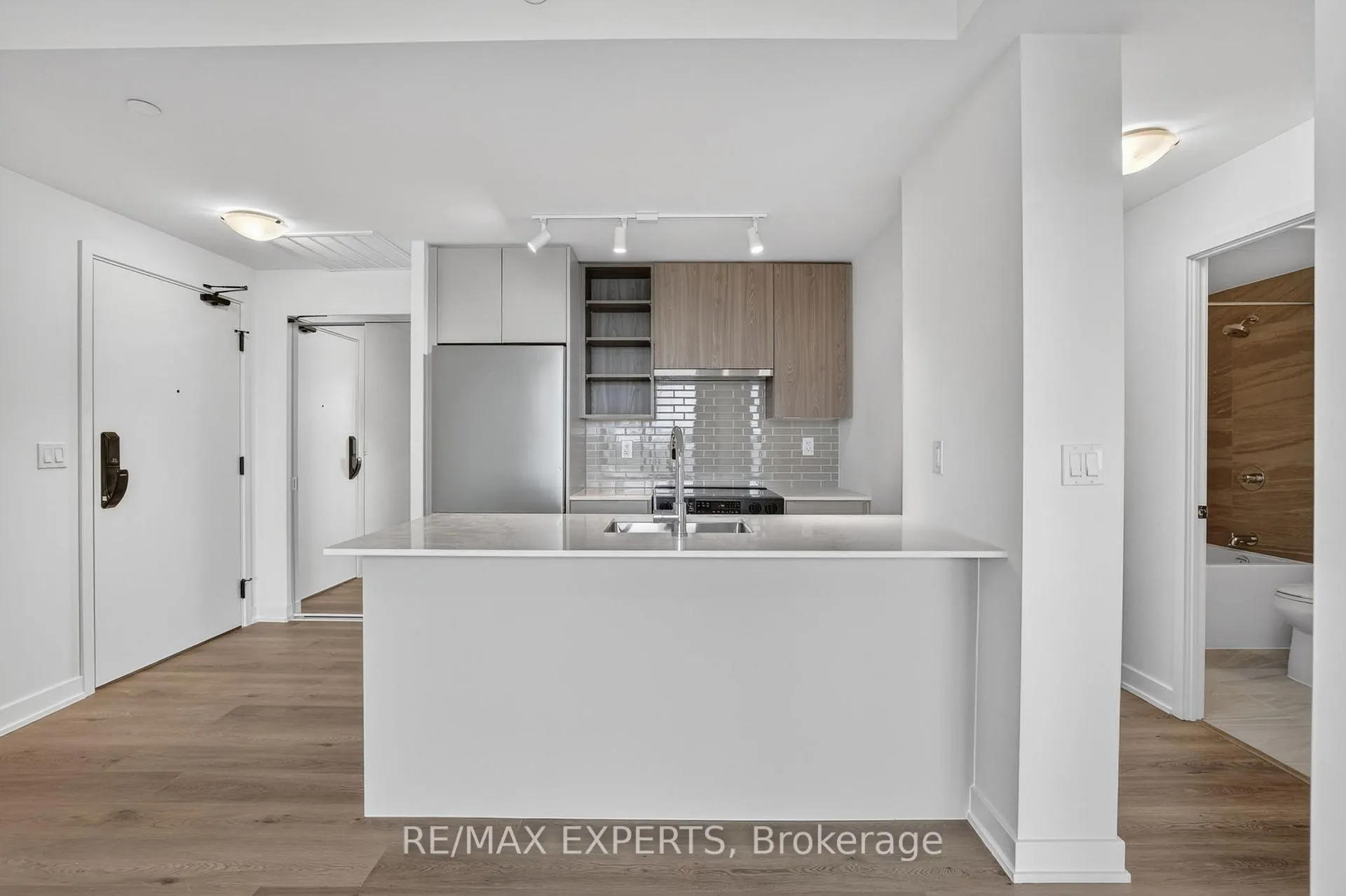 Photo 13 of Unit 601, 2075 Lakeshore Road, Burlington, Brant — HOMEH