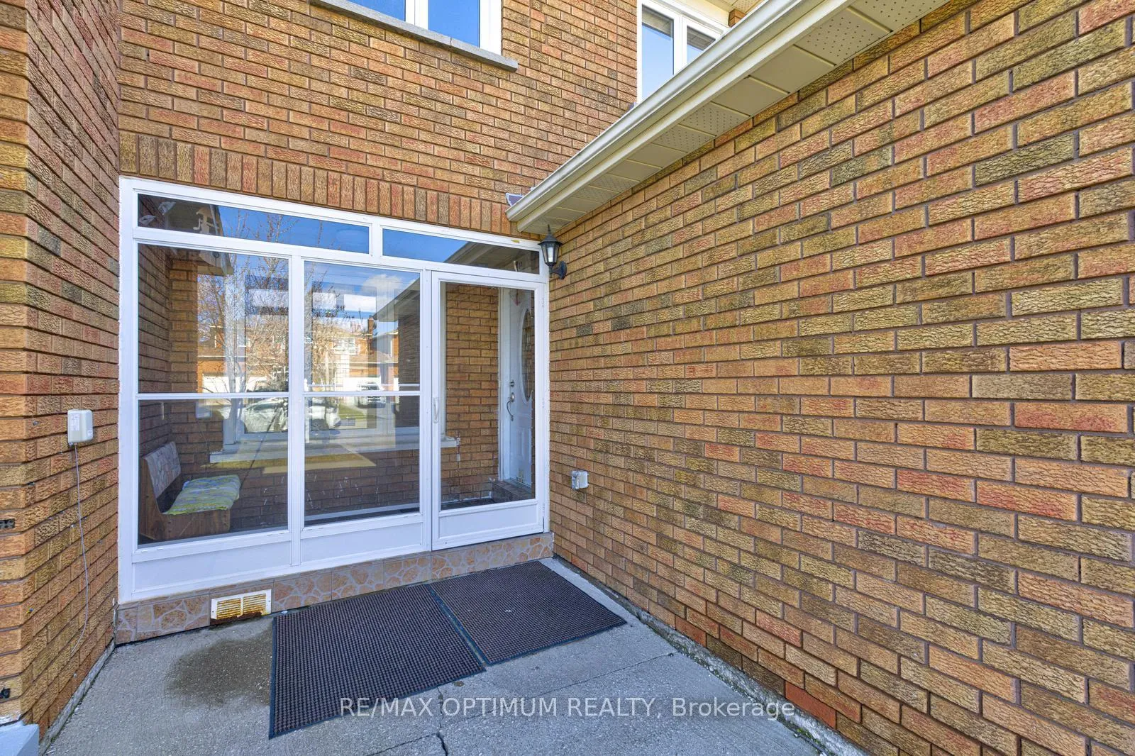 Photo 5 of 53 Dutch Crescent, Brampton, Fletcher's Creek South — HOMEH
