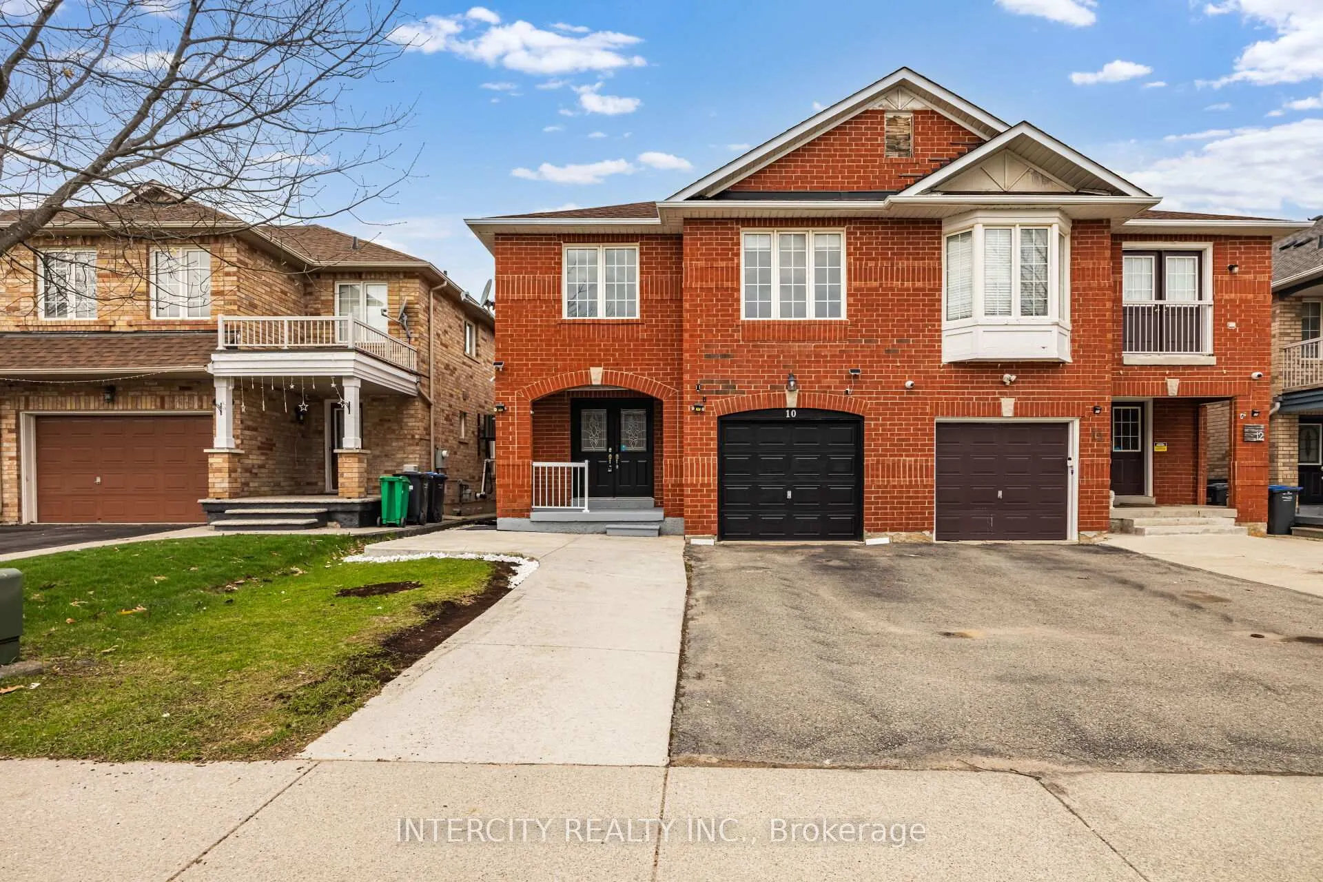 Photo 2 of 10 Capistro Street, Brampton, Fletcher's Meadow — HOMEH