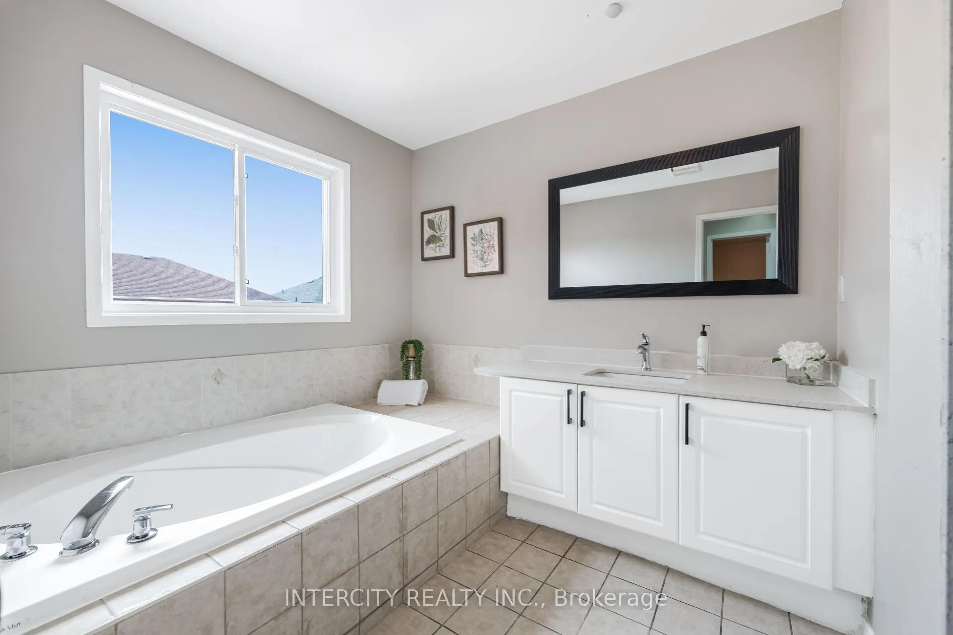 Photo 30 of 10 Capistro Street, Brampton, Fletcher's Meadow — HOMEH