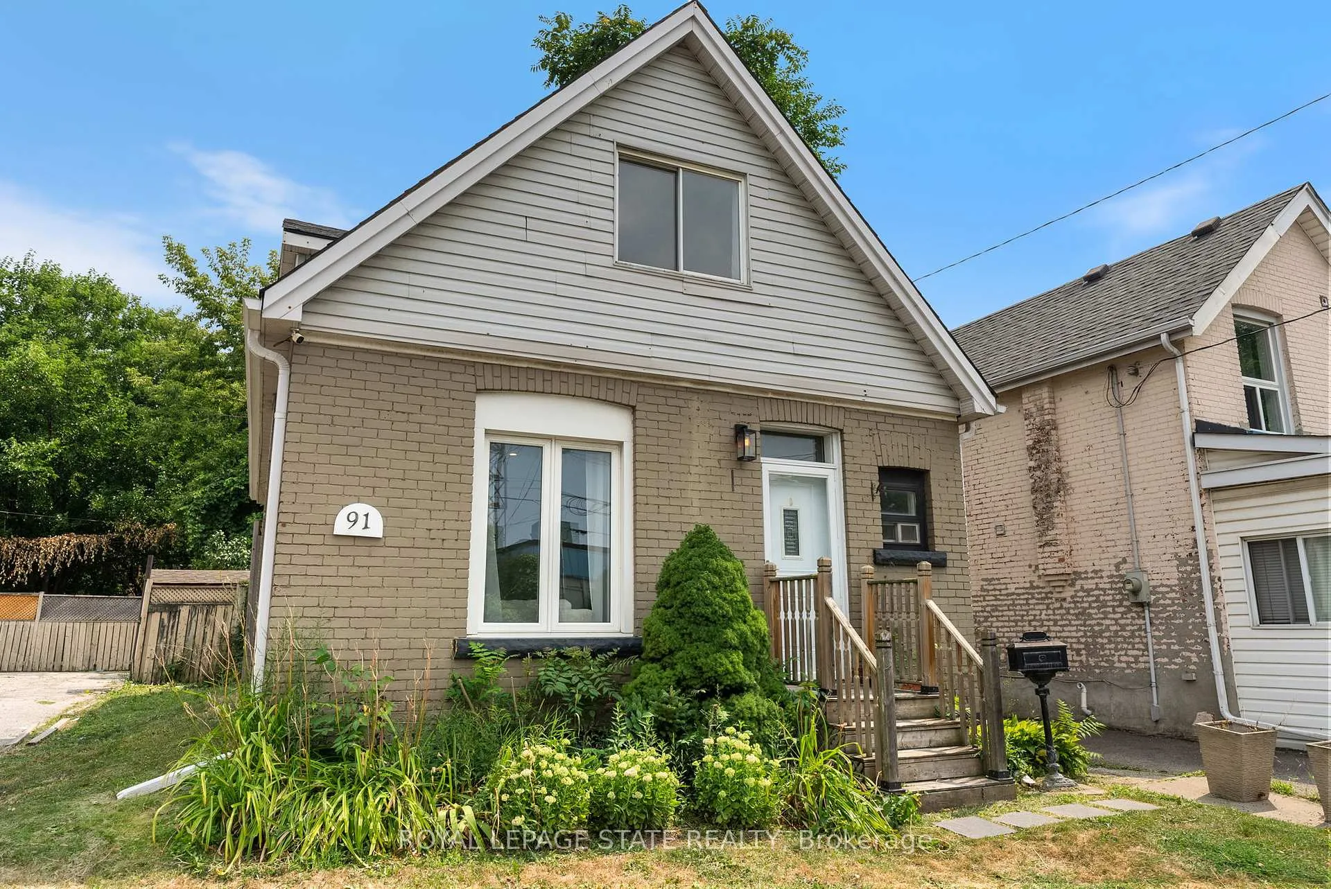 Front of 91 Dundurn Street S