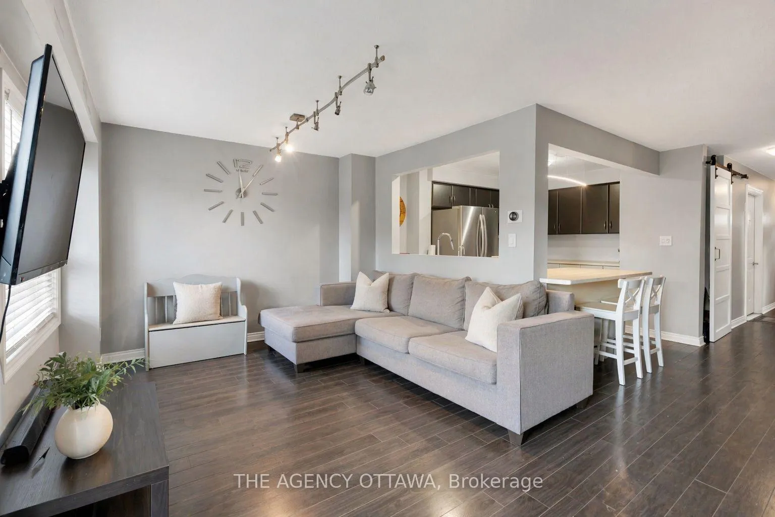 Photo 5 of Unit 9, 10 Collins Crescent, Brampton, Brampton North — HOMEH