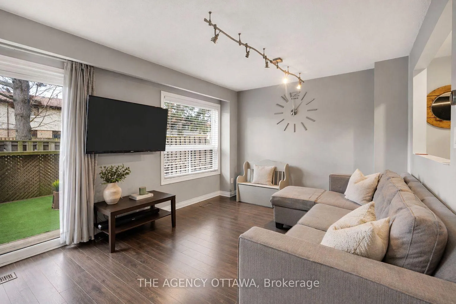 Photo 7 of Unit 9, 10 Collins Crescent, Brampton, Brampton North — HOMEH