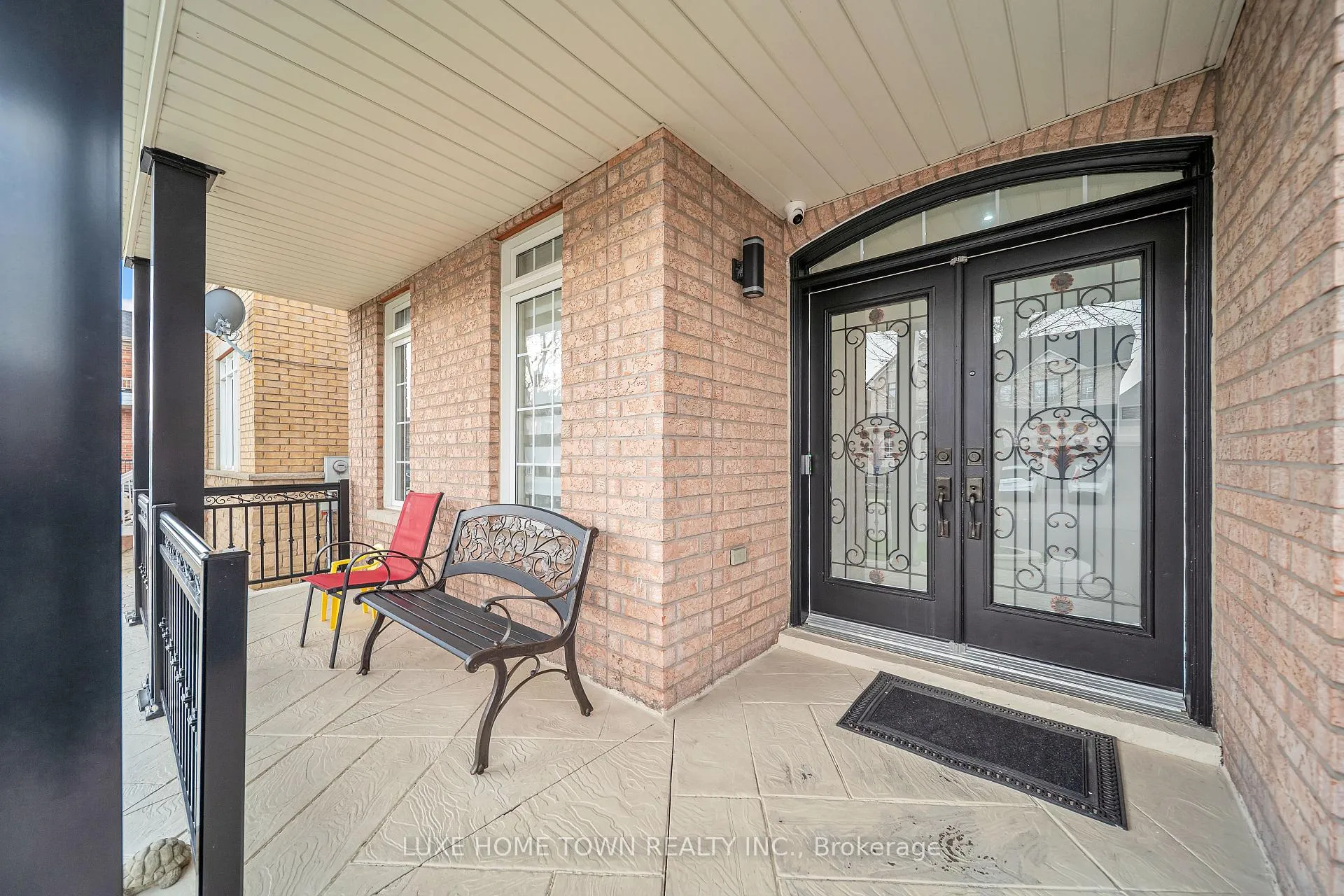 Photo 4 of 26 Bluffwood Cres E, Brampton, Bram East — HOMEH