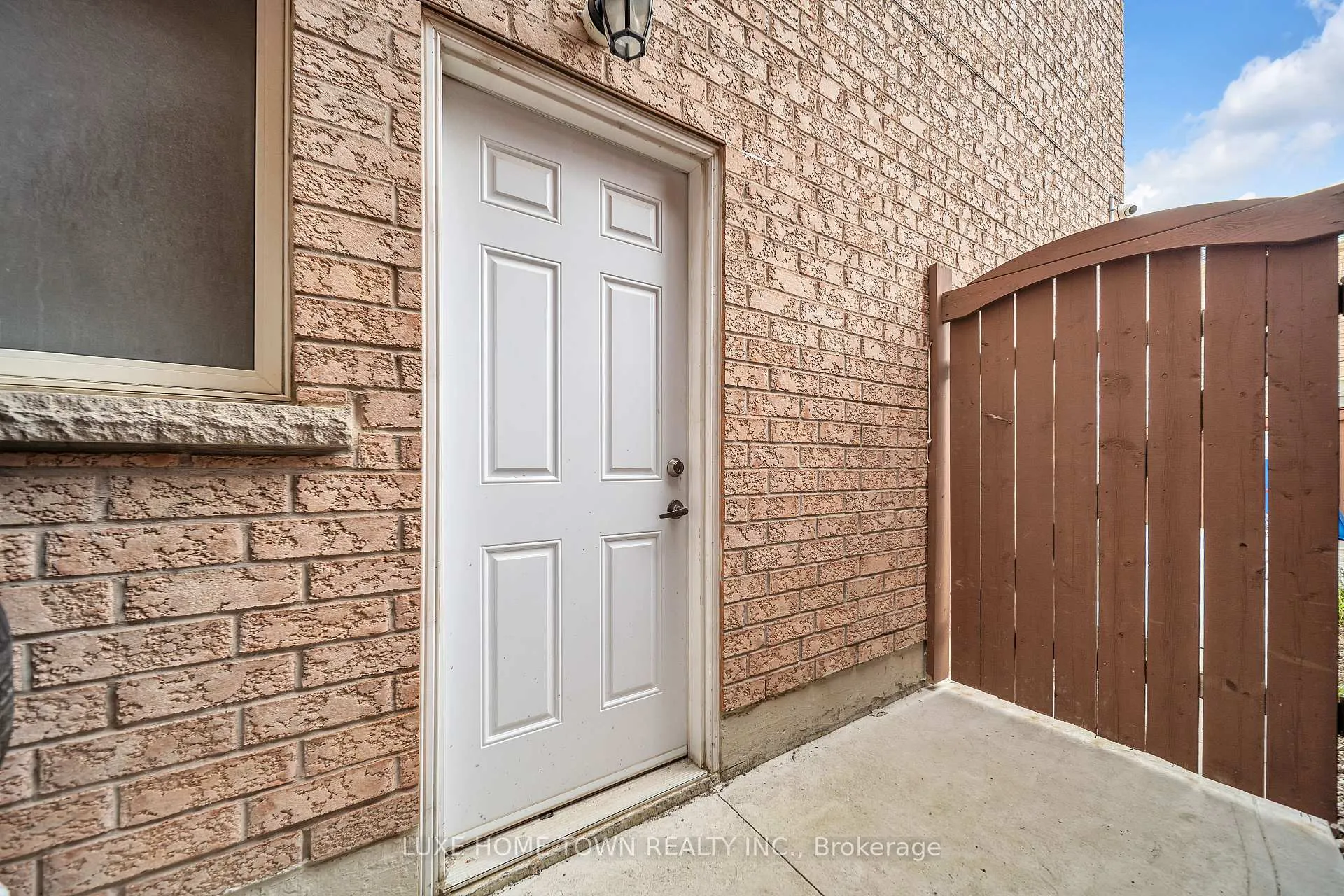 Photo 5 of 26 Bluffwood Cres E, Brampton, Bram East — HOMEH