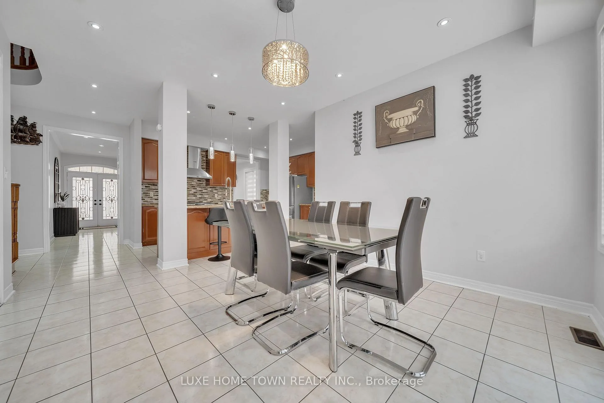 Photo 15 of 26 Bluffwood Cres E, Brampton, Bram East — HOMEH