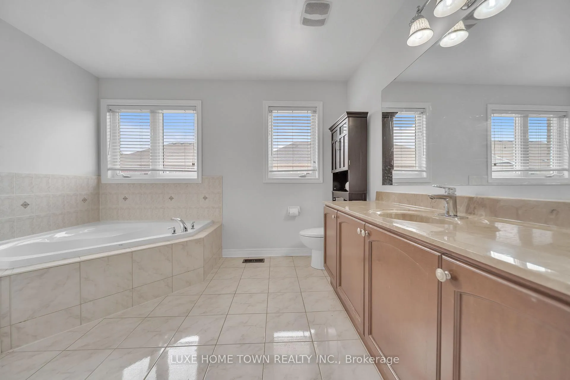 Photo 28 of 26 Bluffwood Cres E, Brampton, Bram East — HOMEH