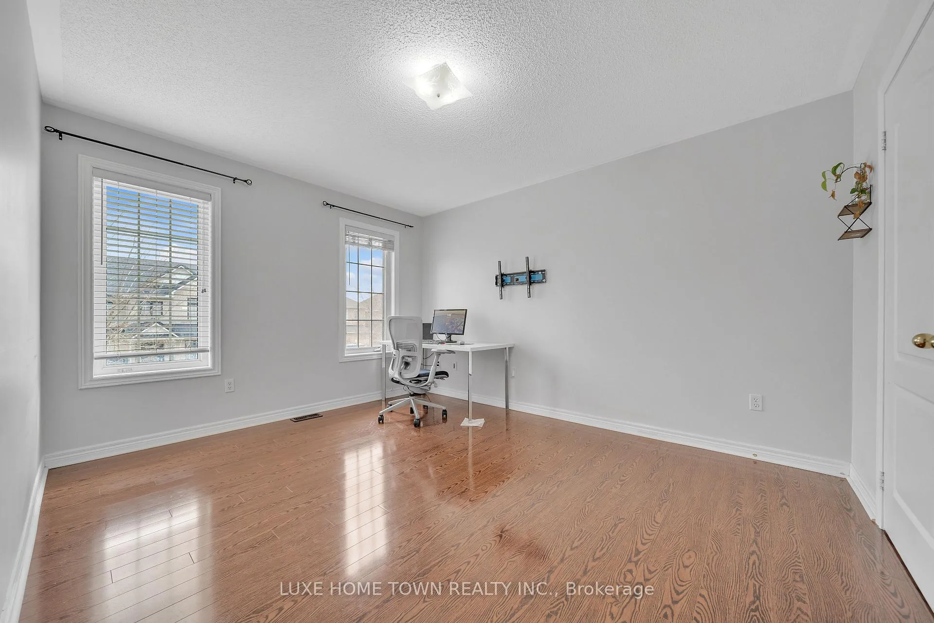 Photo 35 of 26 Bluffwood Cres E, Brampton, Bram East — HOMEH
