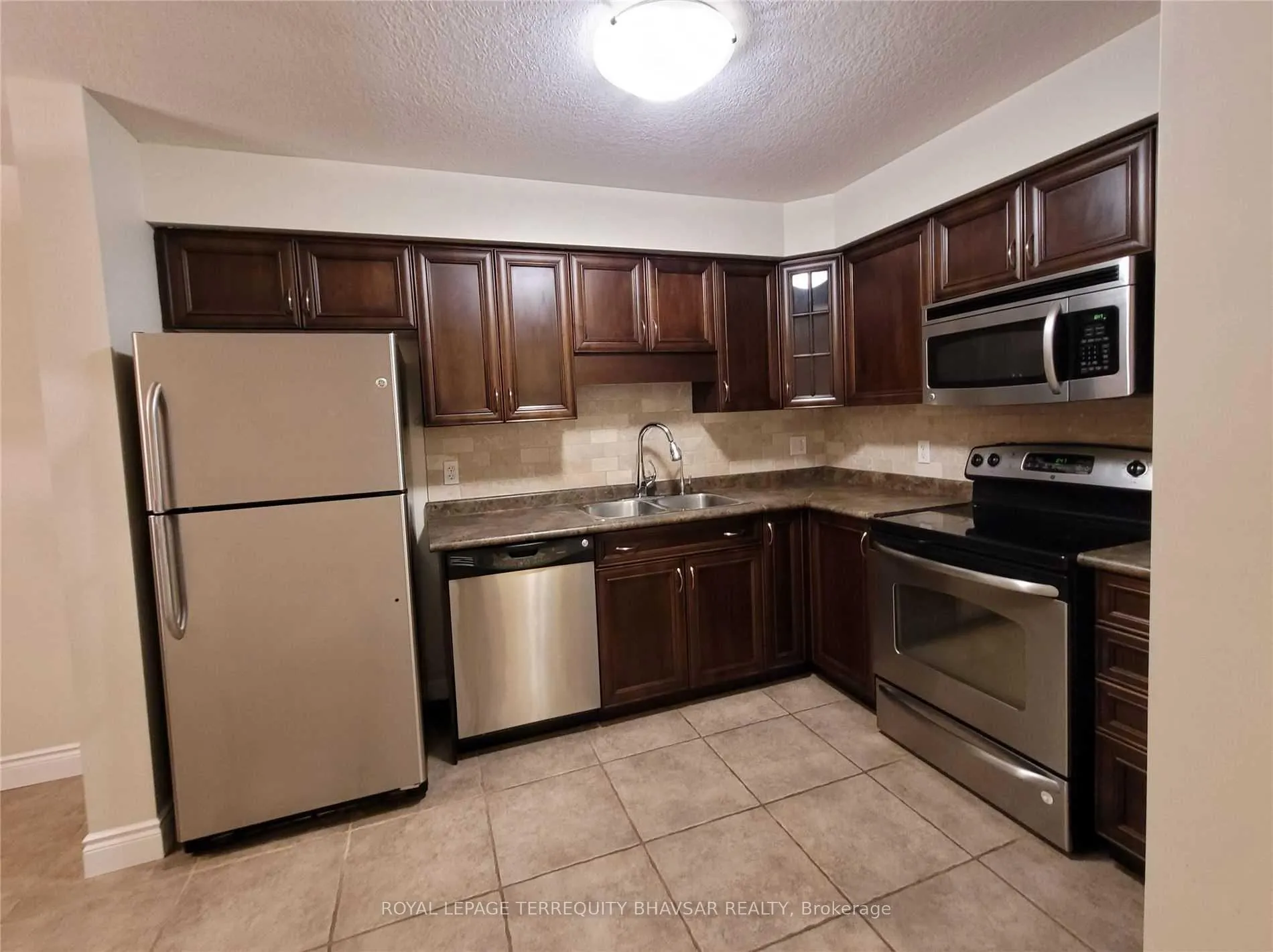 Photo 4 of 218 Featherstone Crescent, Kitchener, Huron Park — HOMEH