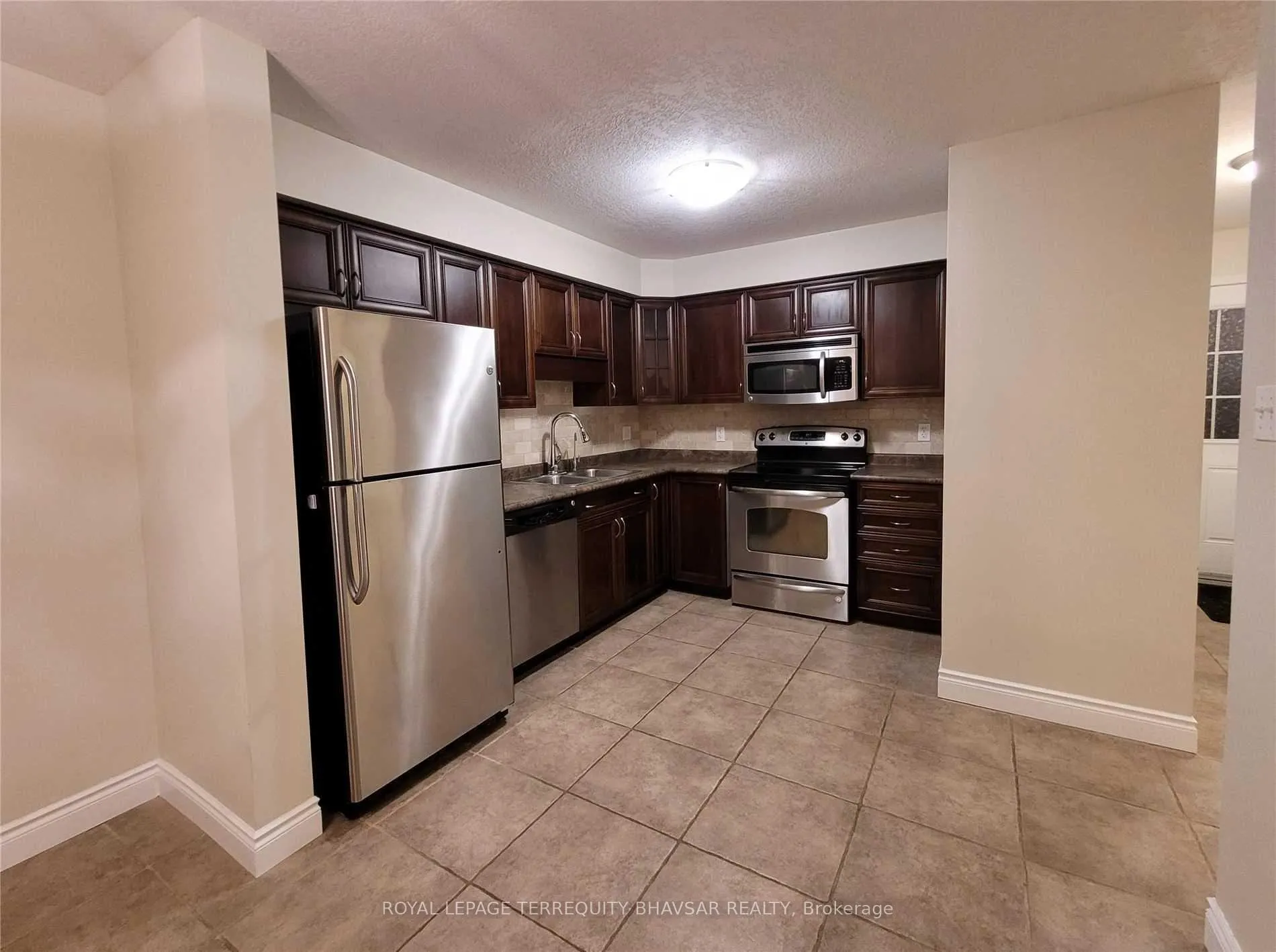 Photo 5 of 218 Featherstone Crescent, Kitchener, Huron Park — HOMEH