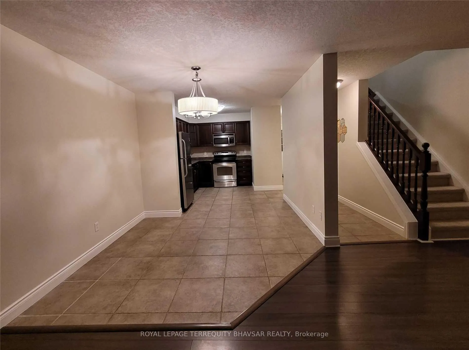 Photo 7 of 218 Featherstone Crescent, Kitchener, Huron Park — HOMEH
