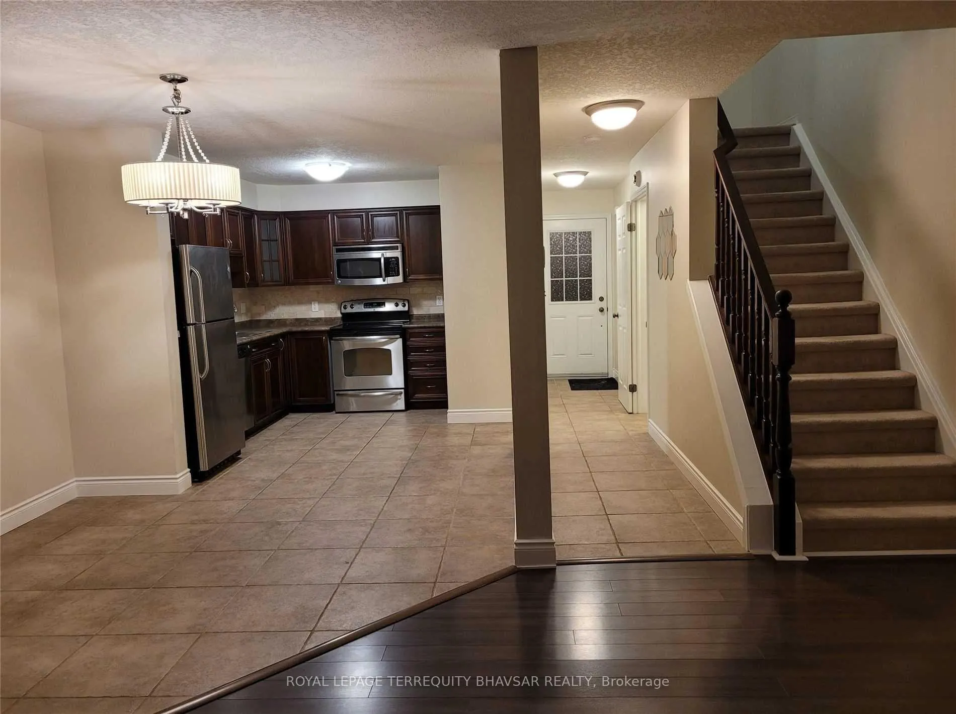 Photo 11 of 218 Featherstone Crescent, Kitchener, Huron Park — HOMEH