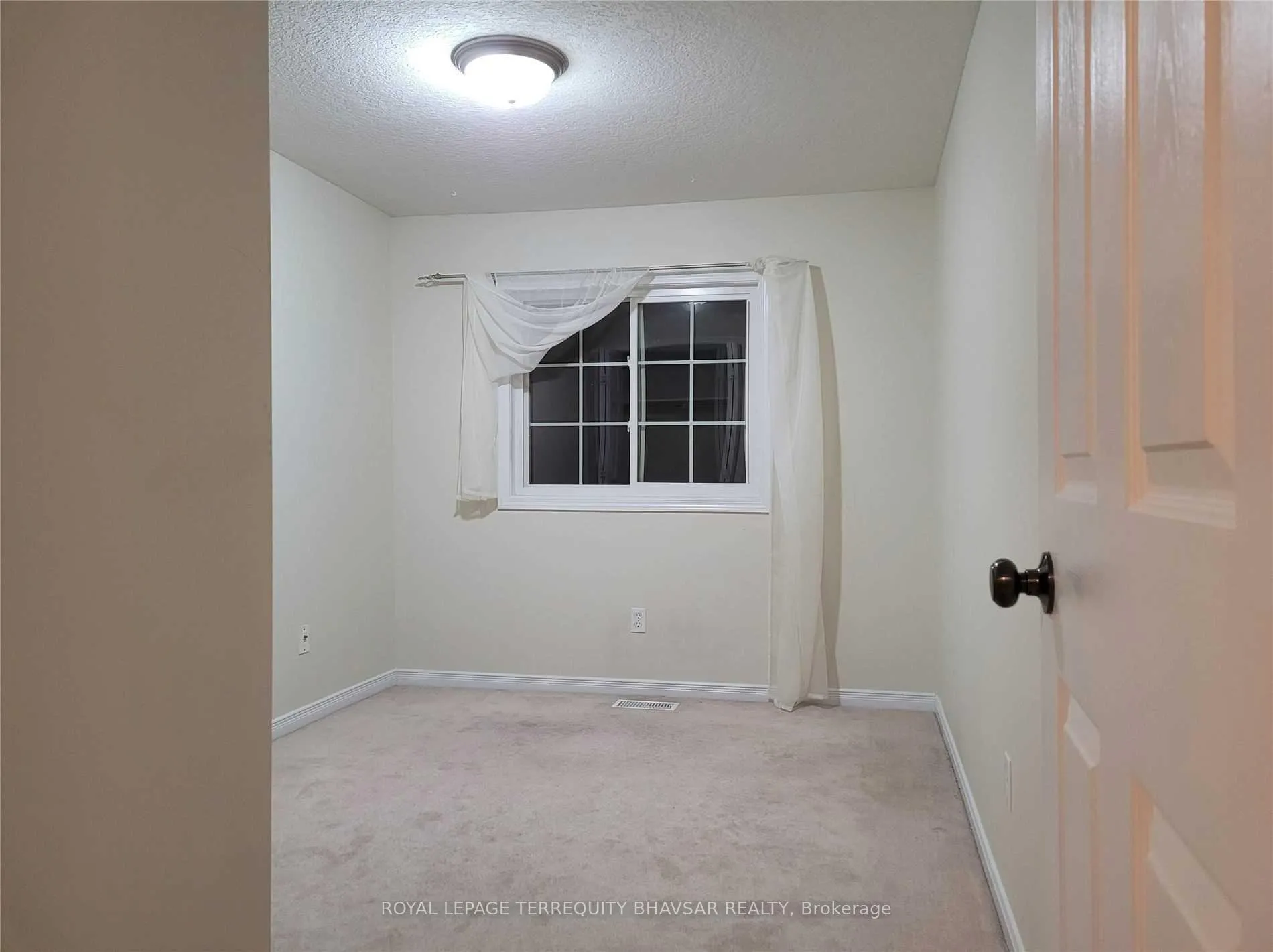 Photo 16 of 218 Featherstone Crescent, Kitchener, Huron Park — HOMEH