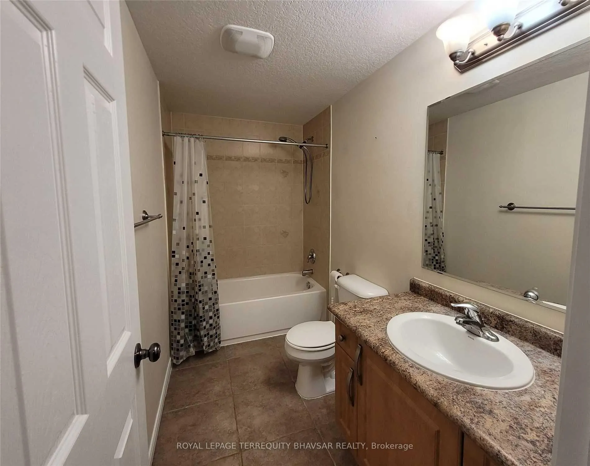 Photo 21 of 218 Featherstone Crescent, Kitchener, Huron Park — HOMEH