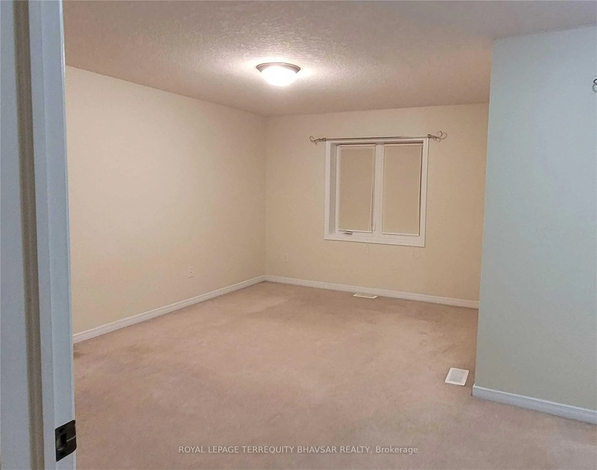 Photo 22 of 218 Featherstone Crescent, Kitchener, Huron Park — HOMEH