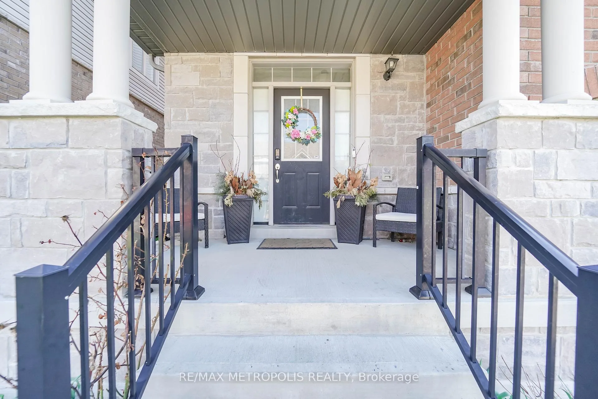 Photo 4 of 82 Mcroberts Crescent, Clarington, Courtice — HOMEH