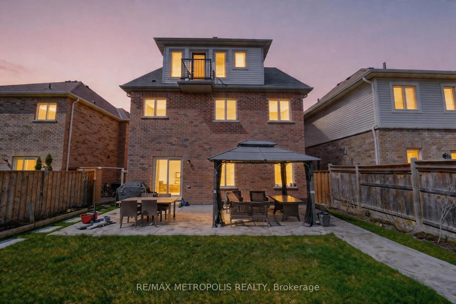 Photo 6 of 82 Mcroberts Crescent, Clarington, Courtice — HOMEH