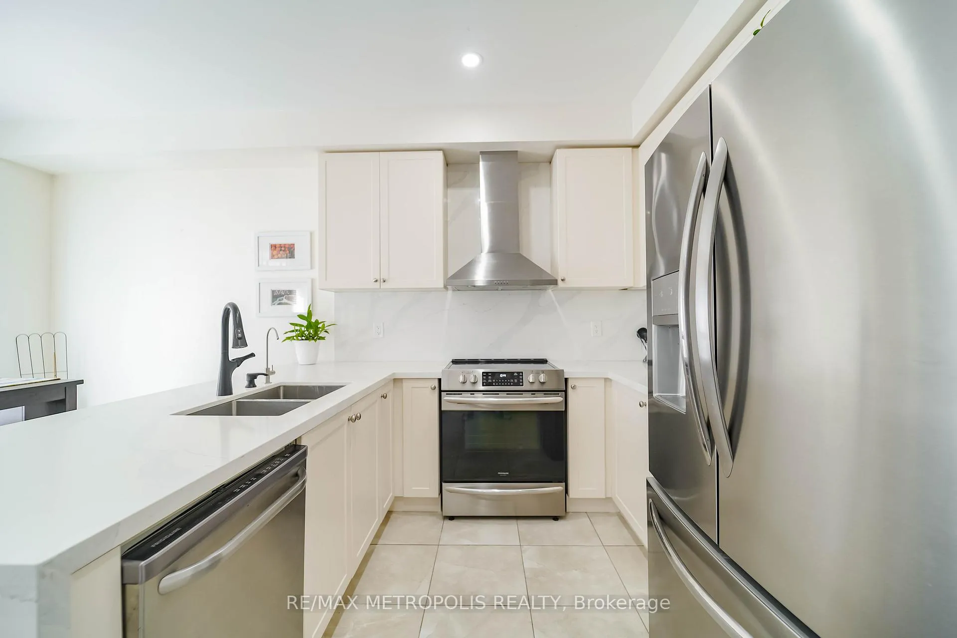 Photo 14 of 82 Mcroberts Crescent, Clarington, Courtice — HOMEH